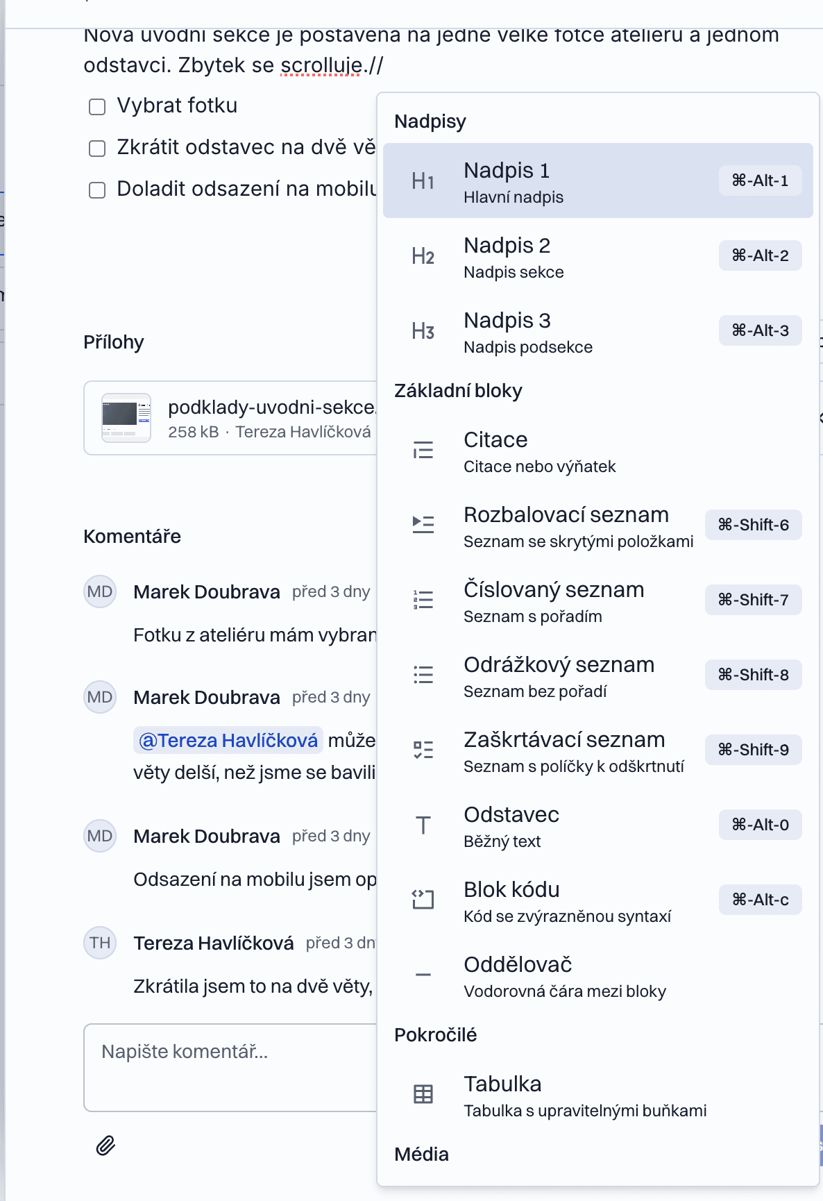 Popis úkolu s otevřenou nabídkou bloků po napsání lomítka.